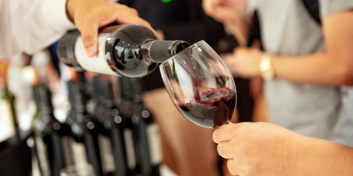 Wino bezalkoholowe – czym jest i jak powstaje?